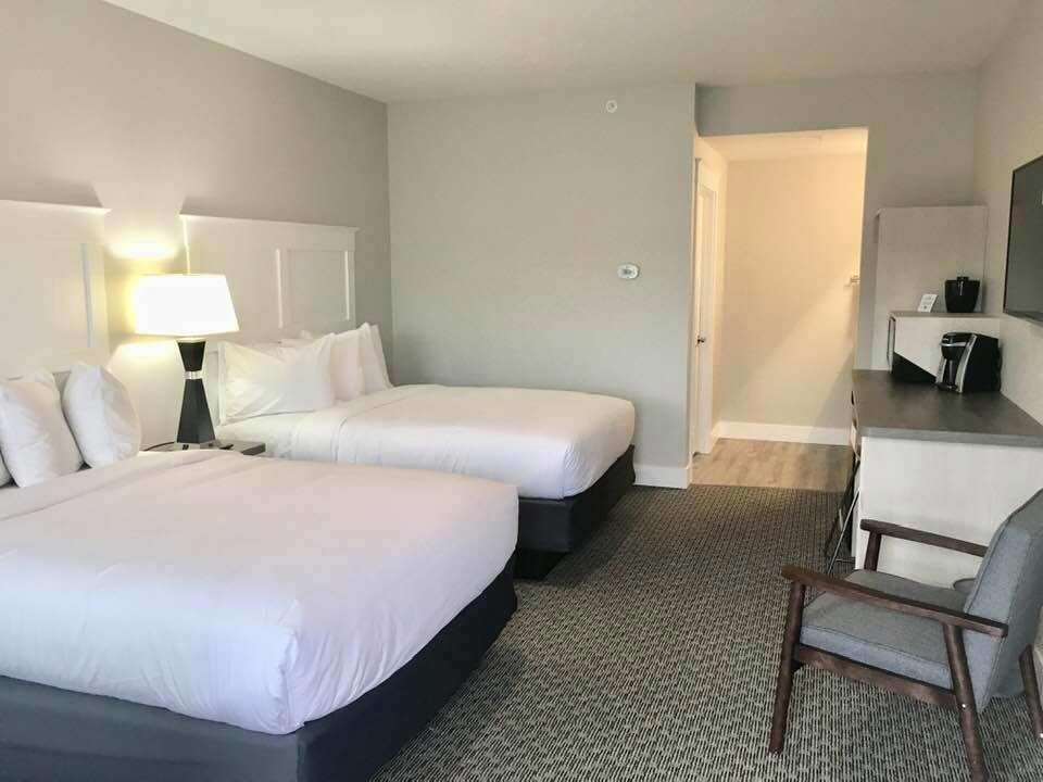 Empire Lakeshore Inn - thumb 7