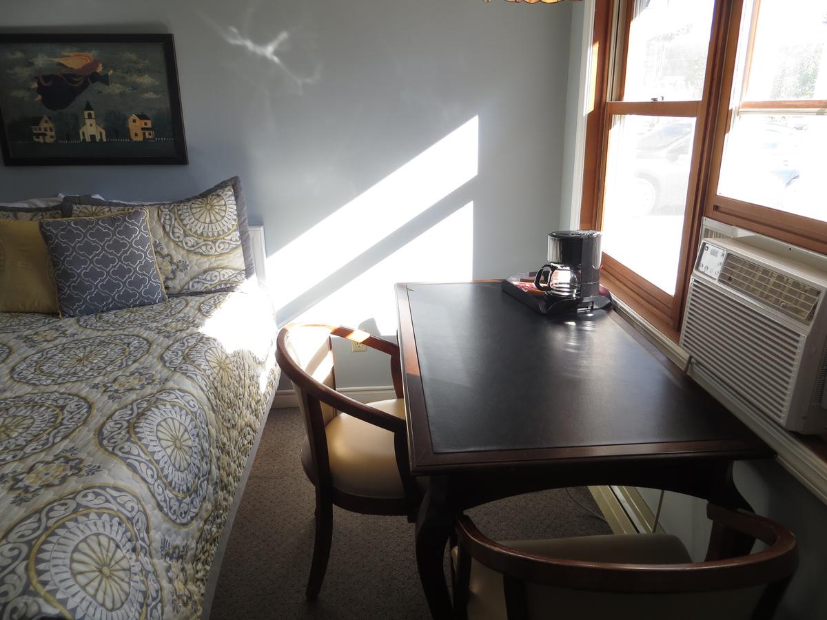 Empire Lakeshore Inn - thumb 28