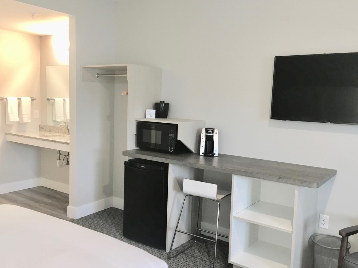 Empire Lakeshore Inn - thumb 5