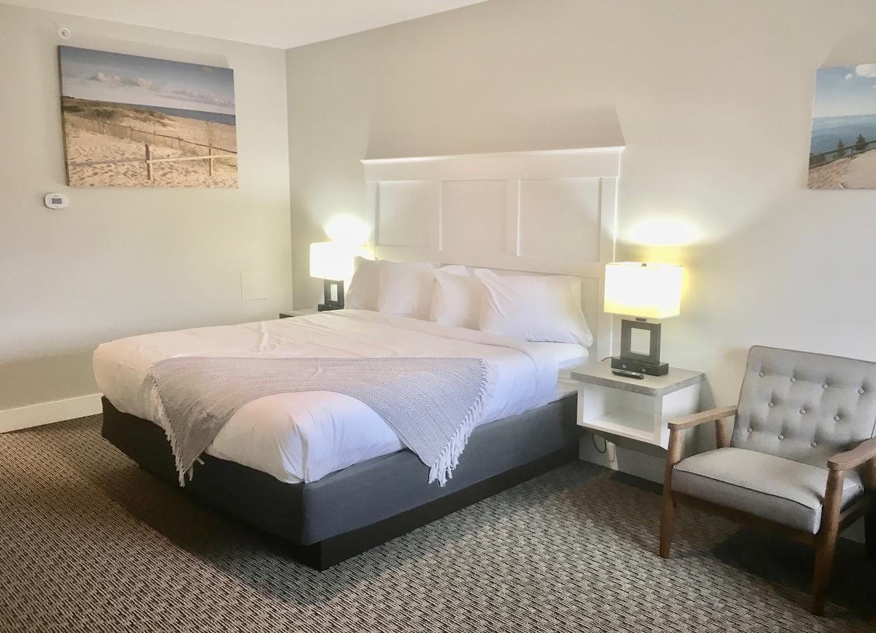 Empire Lakeshore Inn - thumb 1