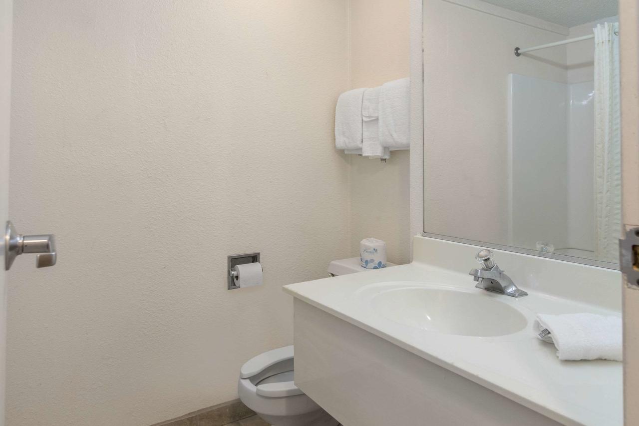 Rodeway Inn Auburn Hills - thumb 26