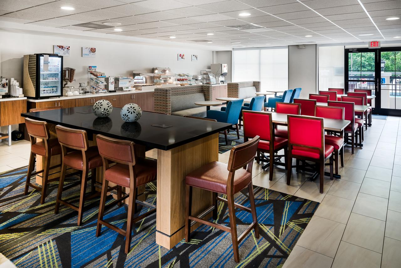 Holiday Inn Express Hotel & Suites Charlotte Airport-Belmont - thumb 21