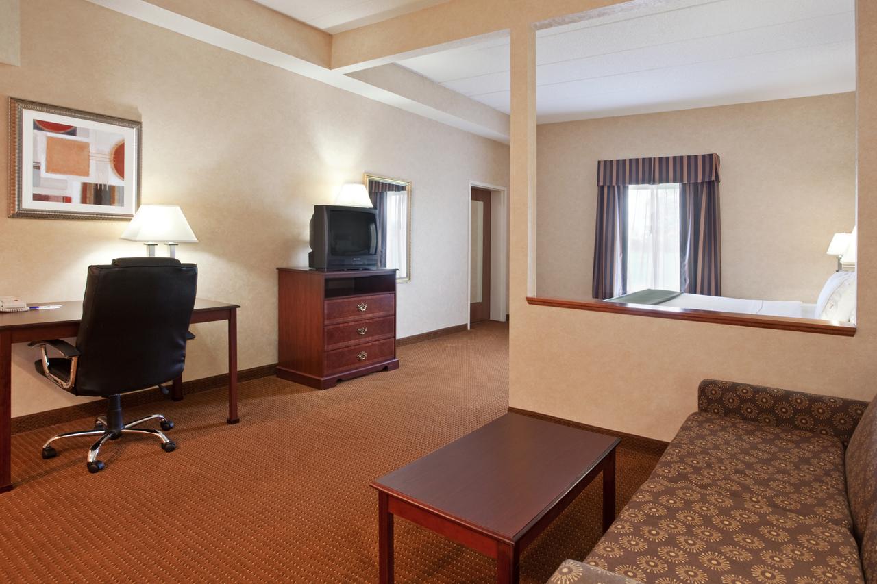 Holiday Inn Express Tiffin - thumb 21