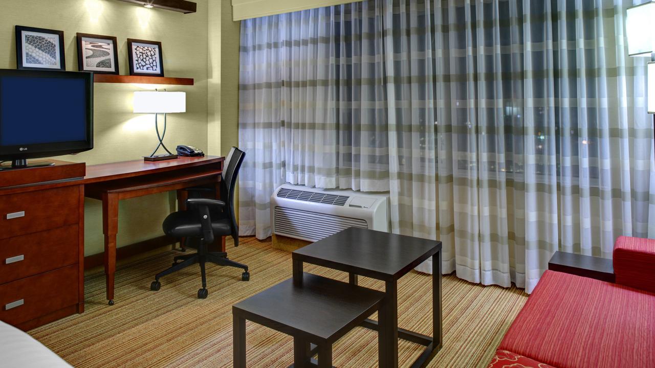 Courtyard Greenville Downtown - thumb 10