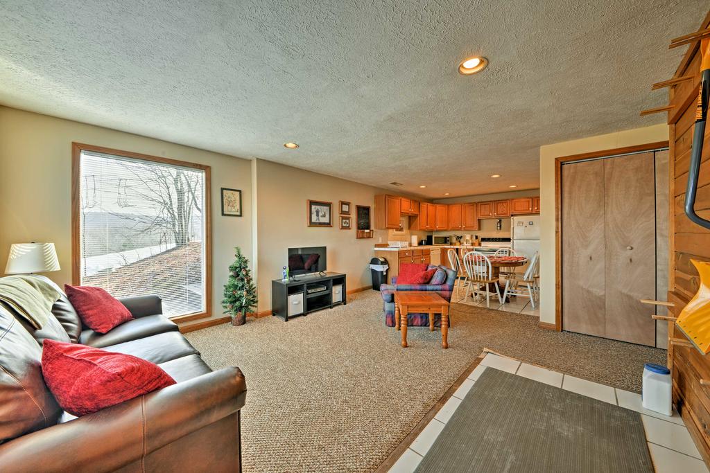 'Snowed Inn' Cozy Winterplace Ski-In And Ski-Out Cabin - thumb 3