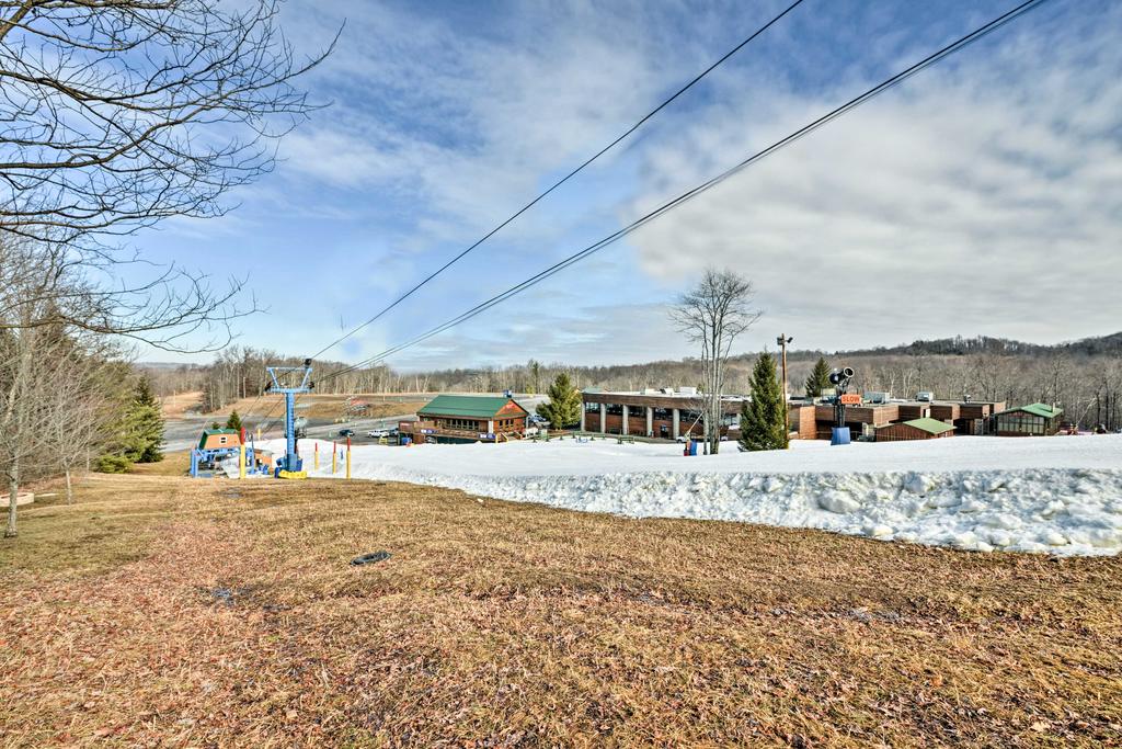'Snowed Inn' Cozy Winterplace Ski-In And Ski-Out Cabin - thumb 1