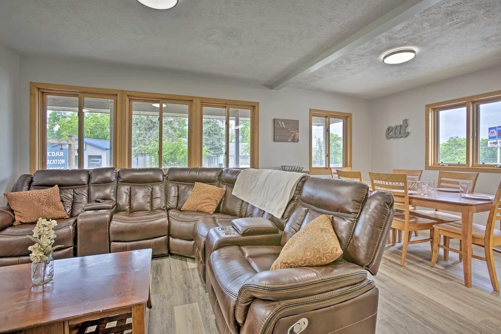 Cedar Home W/ Fire Pit & Grill  3 Mi To Lakes - thumb 1