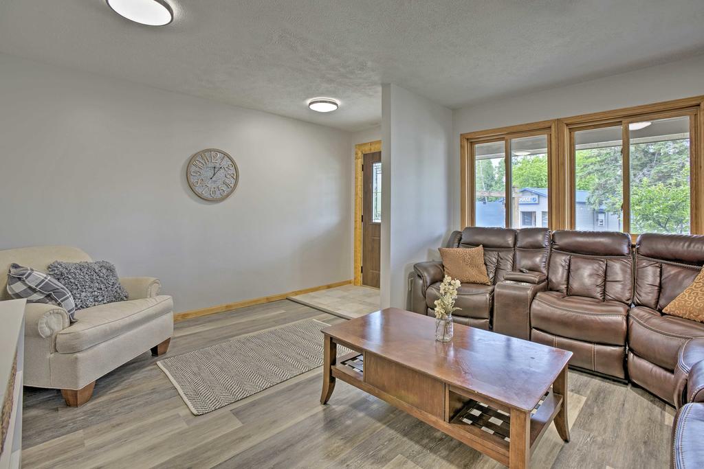 Cedar Home W/ Fire Pit & Grill  3 Mi To Lakes - thumb 2