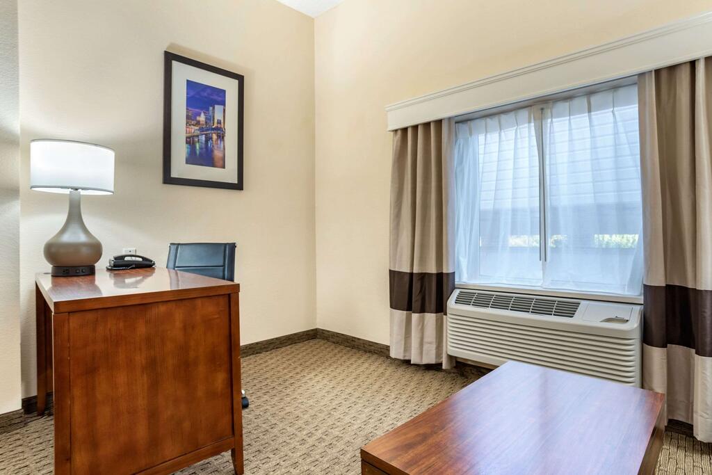 Comfort Suites Airport - thumb 3
