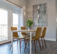 Contemporary Flat in Heart of Wrigleyville & By Transit - Hotels Find