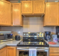 Cottage with Fire Pit  Deck on The Klamath River - Hotels Find
