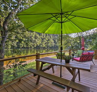 Cozy Waterfront Cottage with Deck on the White River - Hotels Find