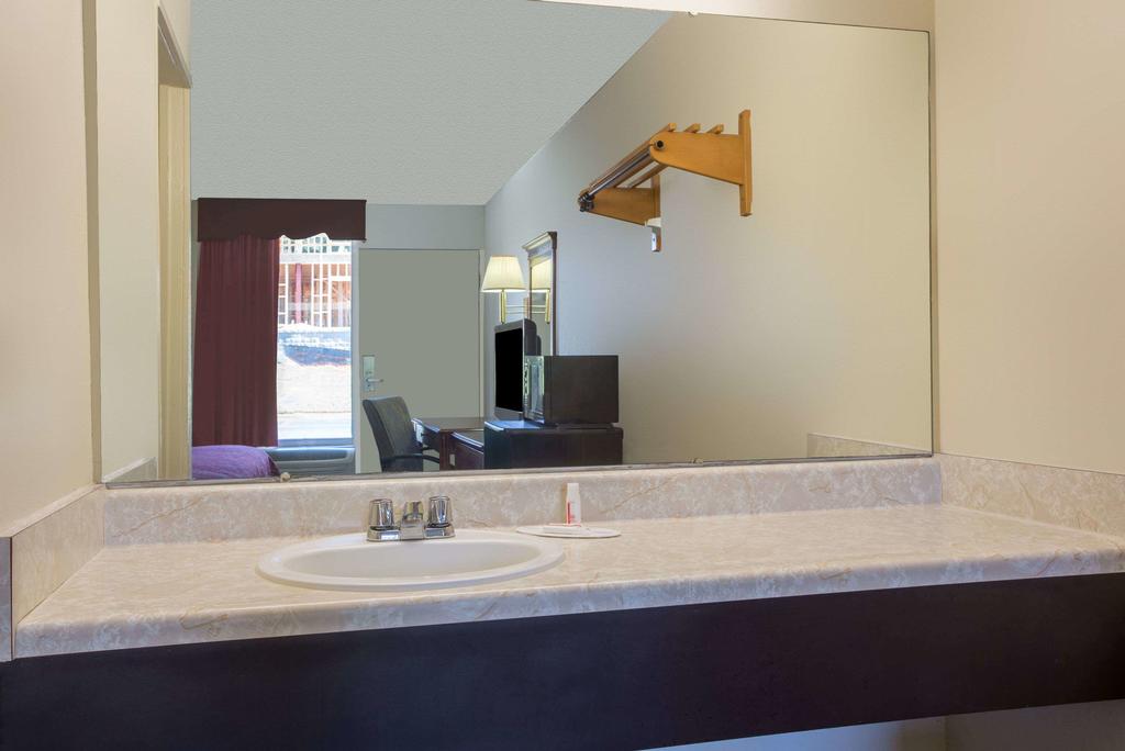 Days Inn By Wyndham Forsyth - thumb 3