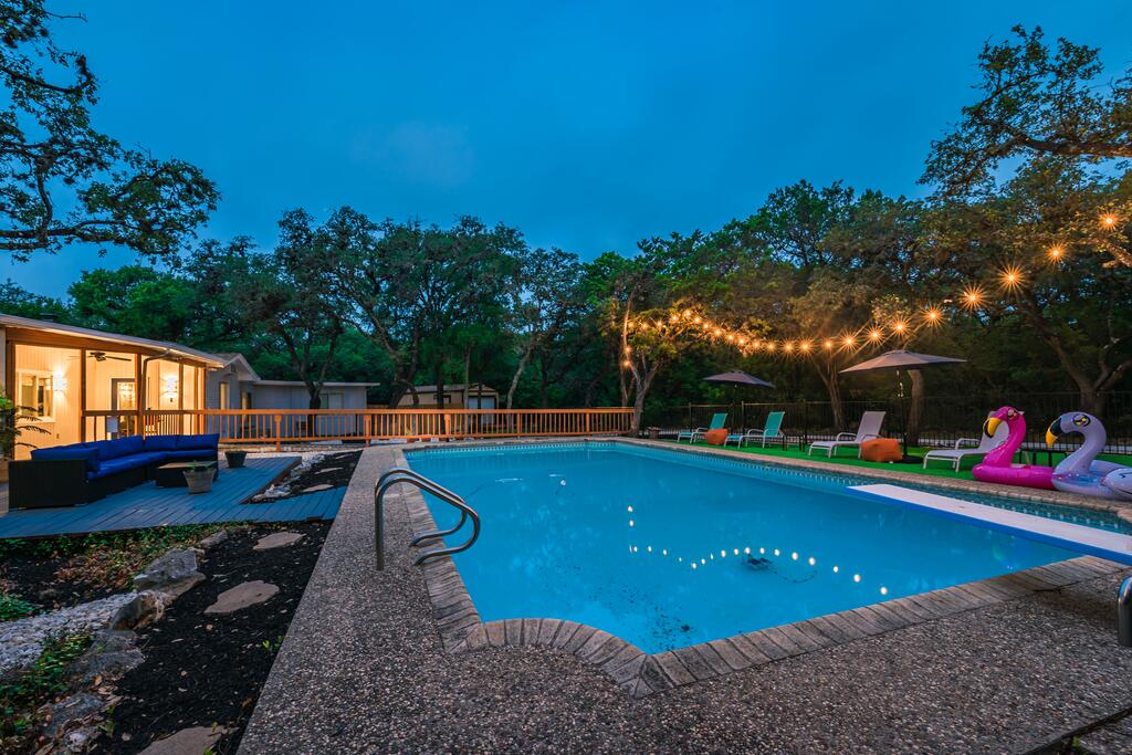 Luxury House With POOL, Private Yard & BBQ Area, 4 Min From Fiesta Texas - thumb 2