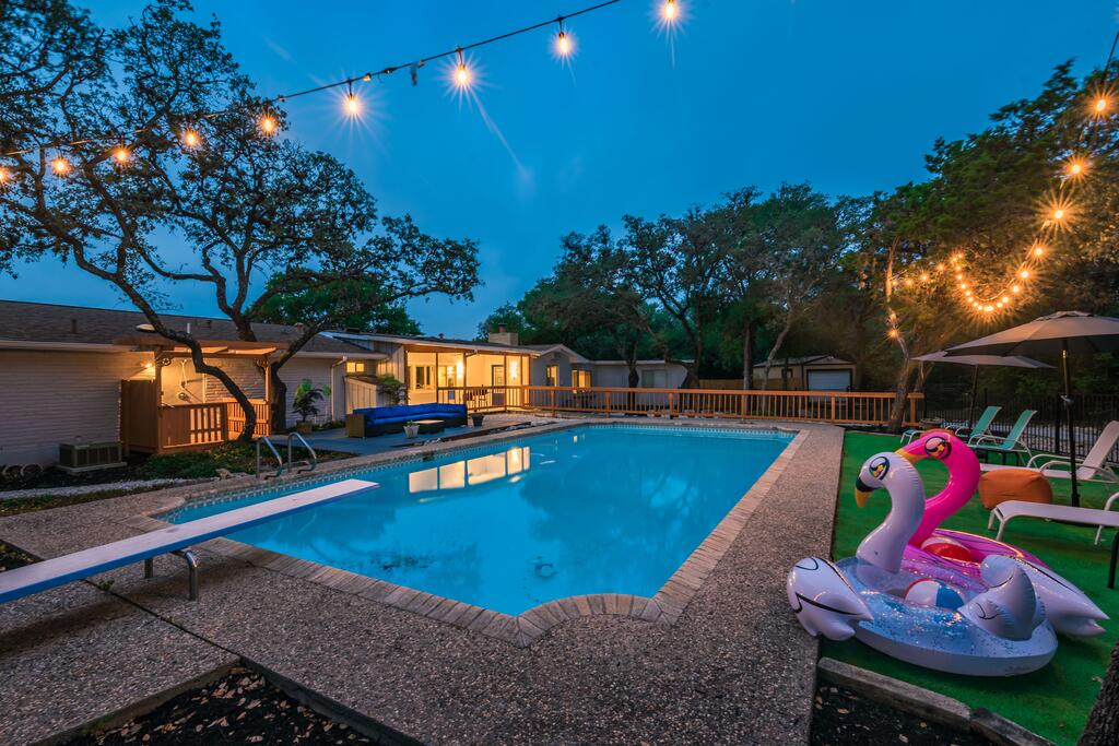 Luxury House With POOL, Private Yard & BBQ Area, 4 Min From Fiesta Texas - thumb 0