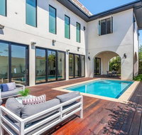 Modern Contemporary Mansion - Hotels Find