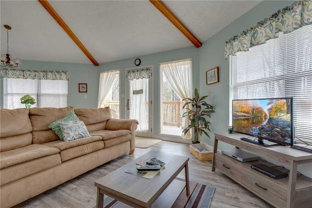 Puppies Hollow, 2 Bedrooms, Pets, WiFi, Pool Access, Fireplace, Sleeps 4 - thumb 2