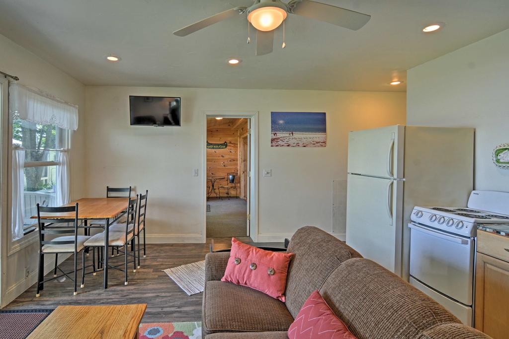Serene Lakefront Apartment And Suite With Private Dock - thumb 3