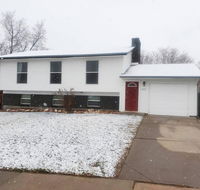 Spacious and Simple Queen Lower Level Master Suite - Hotels Find