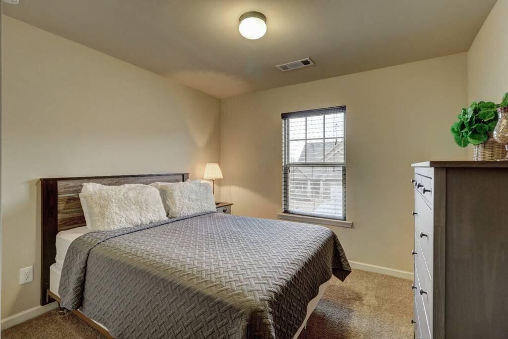 Upscale Entire Home Extra Convenient To City Bh - thumb 3