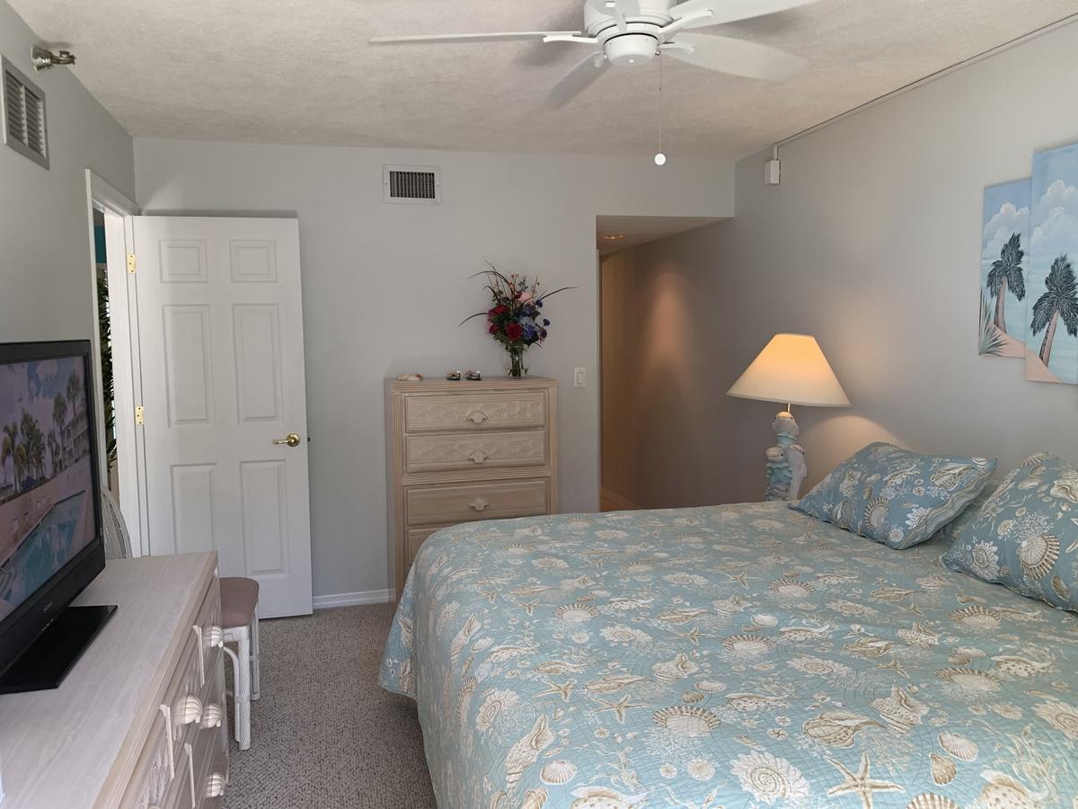 Beautiful Beach Condo On Manasota Key, FL - thumb 6