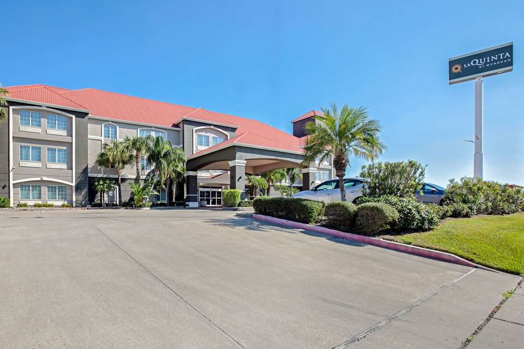 La Quinta Inn & Suites Airport - thumb 0
