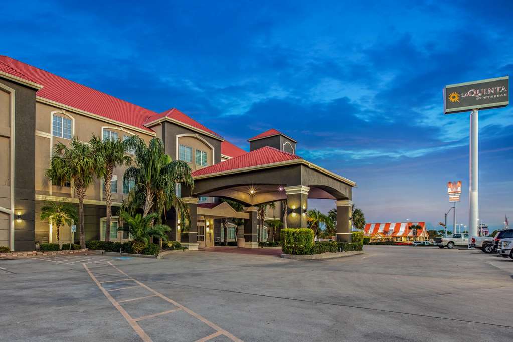 La Quinta Inn & Suites Airport - thumb 1