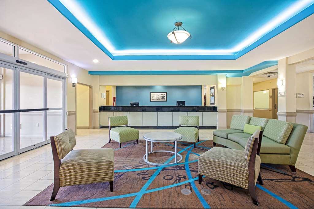 La Quinta Inn & Suites Airport - thumb 2