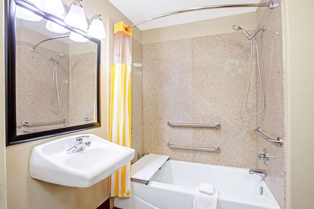 La Quinta Inn & Suites Airport - thumb 5