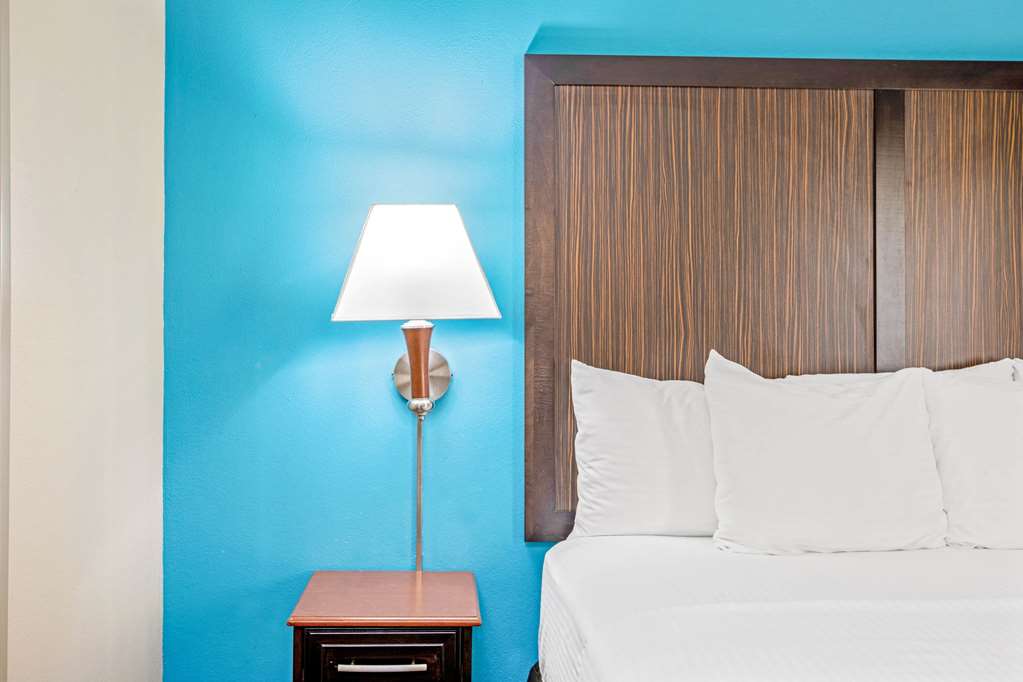 La Quinta Inn & Suites Airport - thumb 6