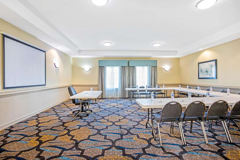 La Quinta Inn & Suites Airport - thumb 8