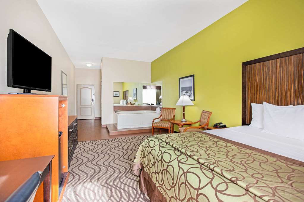 La Quinta Inn & Suites Airport - thumb 10