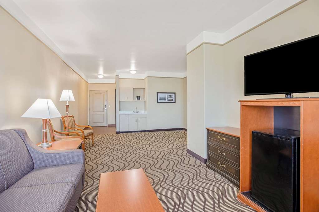 La Quinta Inn & Suites Airport - thumb 11