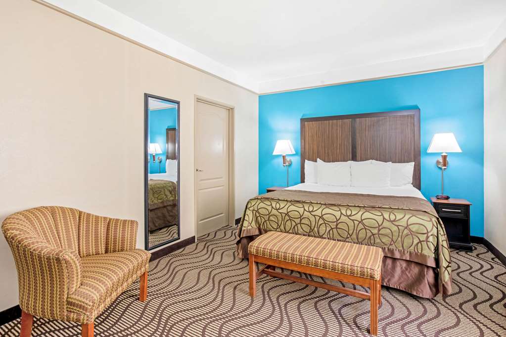 La Quinta Inn & Suites Airport - thumb 12