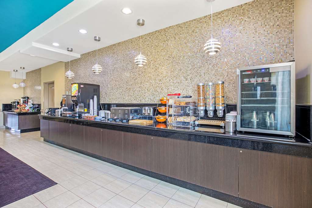 La Quinta Inn & Suites Airport - thumb 14
