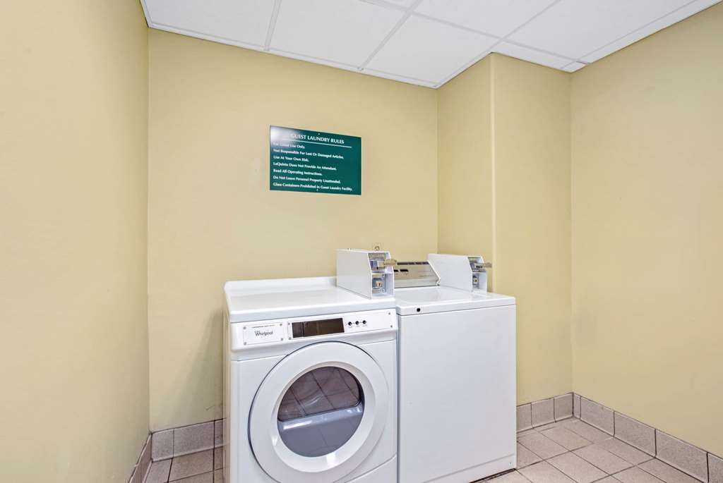 La Quinta Inn & Suites Airport - thumb 17