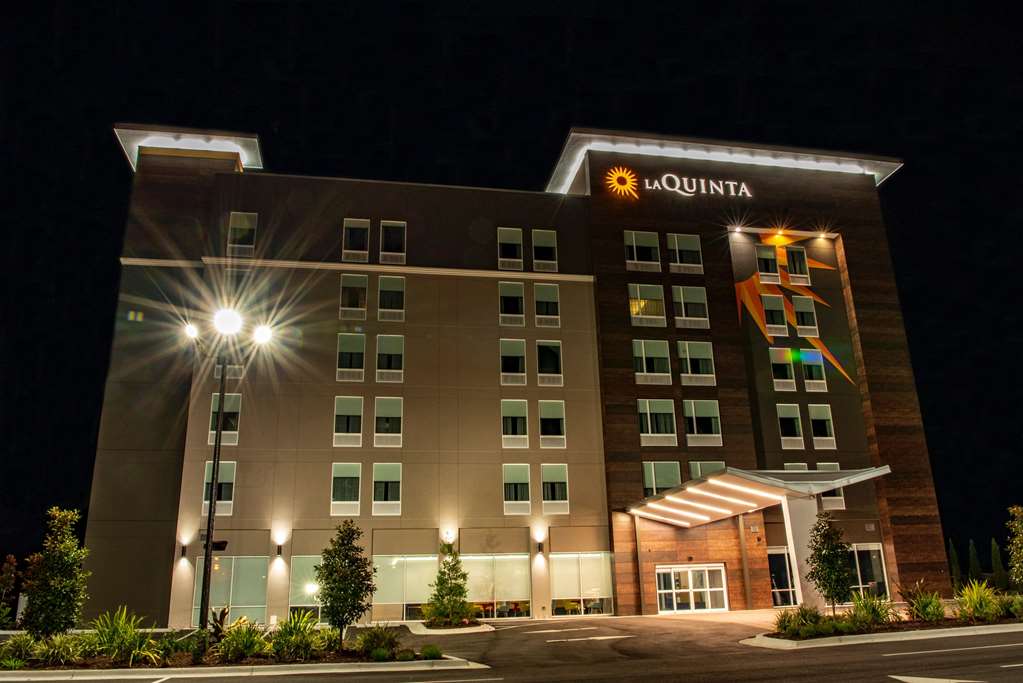 La Quinta Inn & Suite By Wyndham - thumb 3