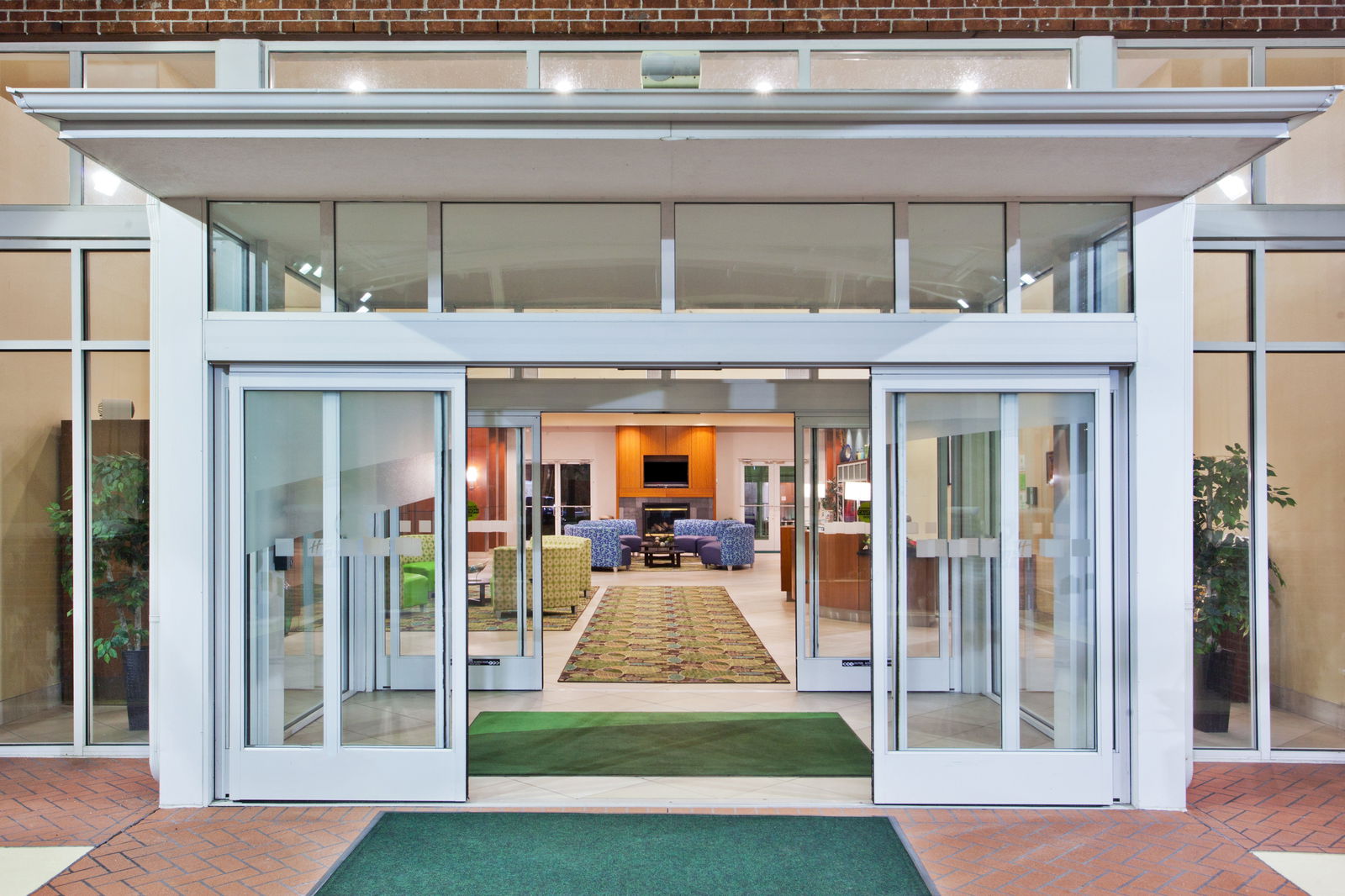 Holiday Inn Brunswick - thumb 1